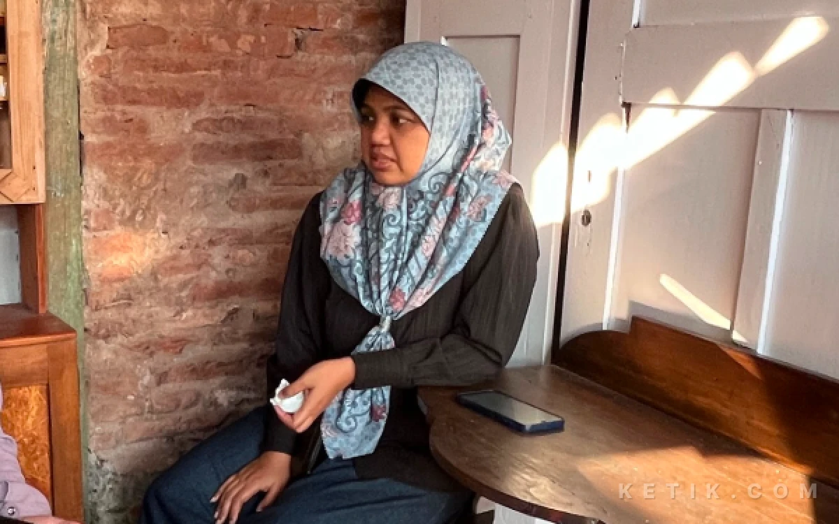 Foto Ketua Pokdarwis Kampoeng Heritage Kajoetangan Malang, Milla Kurniawati, memberikan keterangan kepada tim Jurnalis Ketik mengenai pentingnya sinergi dan kesadaran warga dalam menjaga kelestarian kawasan heritage saat diwawancarai di salah satu rumah bersejarah Kampoeng Heritage Kajoetangan, Rabu (15/7/2026).