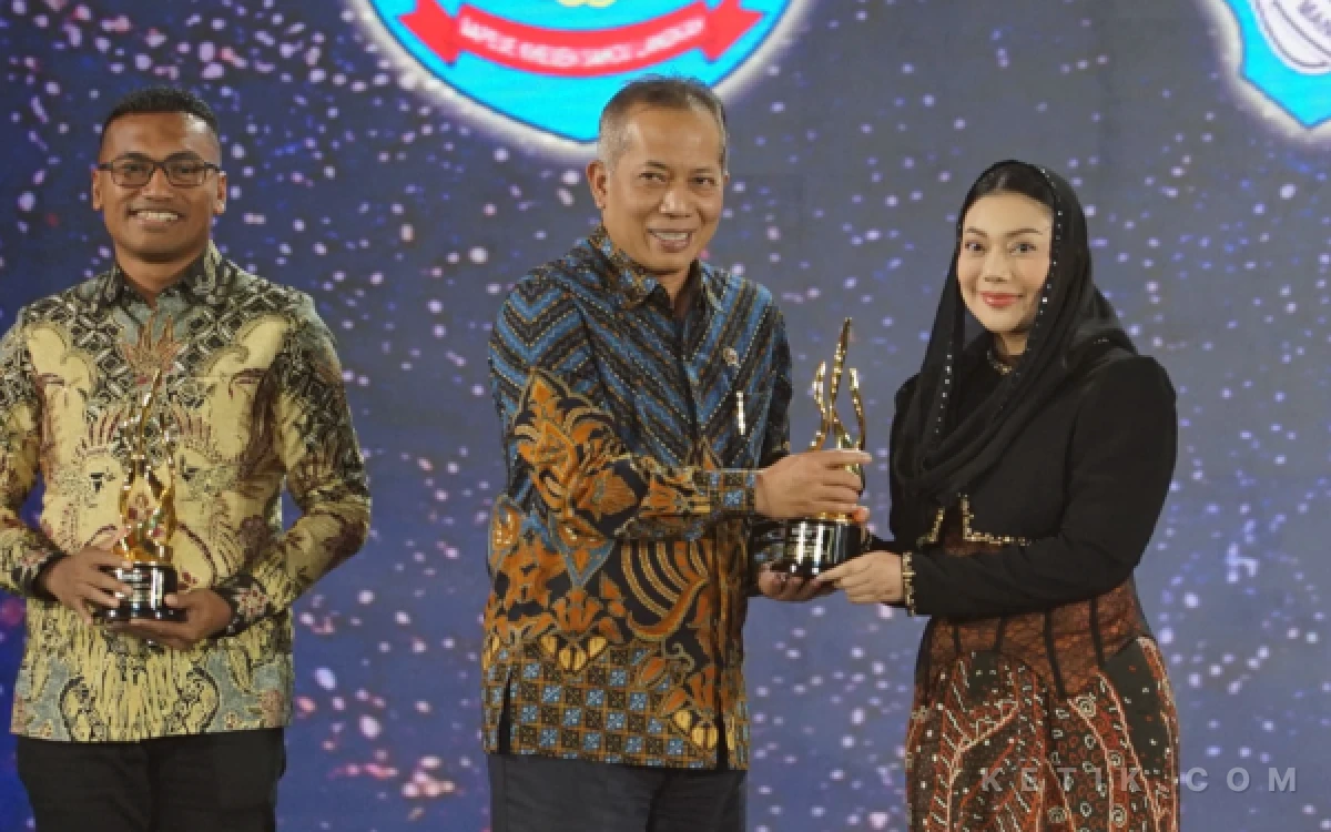 Thumbnail Berita - Bupati Brebes Raih Penghargaan Tokoh Peduli Pemberdayaan UMKM dan Potensi Lokal