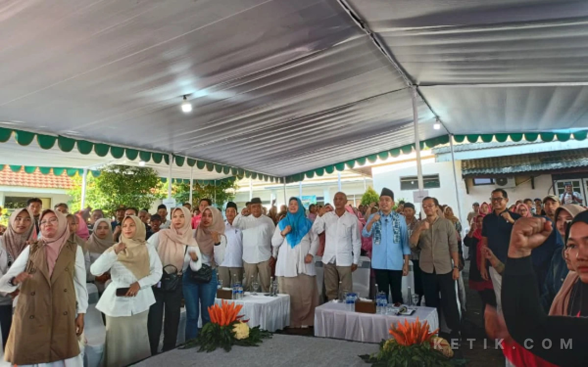 Foto Gus Fawait menyampaikan komitmen pemerataan pelayanan publik hingga pelosok desa saat kegiatan Bunga Desaku di Kecamatan Sukorambi. (Foto: Fadli/Ketik.com)