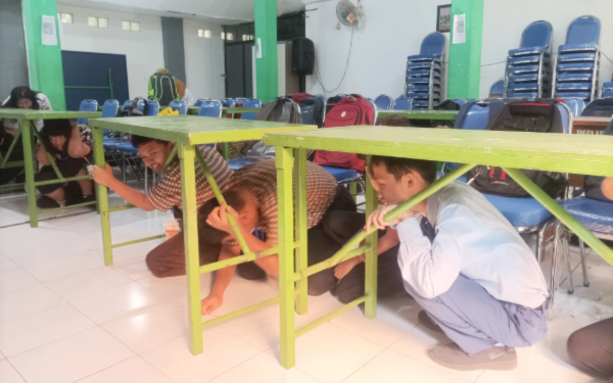 Thumbnail Berita - Isi MPLS dengan Simulasi Gempa, SLB di Malang Latih Refleks Tanggap Bencana Siswa Baru ABK