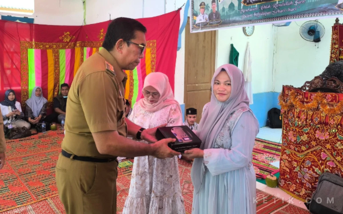Foto Bupati Simeulue, Mohammad Nasrun Mikaris, Menyerahkan Bantuan Alat Kesehatan yang diterima oleh Bidan Desa Pulau Siumat, Senin, 28 September 2026. (Helman/Ketik.com)