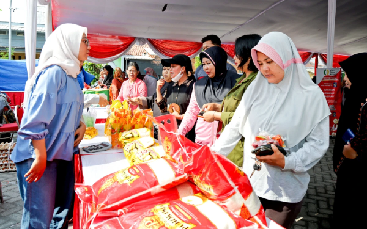 Thumbnail Berita - Pemkot Surabaya Gelar Pasar Murah, Harga MinyaKita hingga Beras Premium di Bawah Harga Pasar
