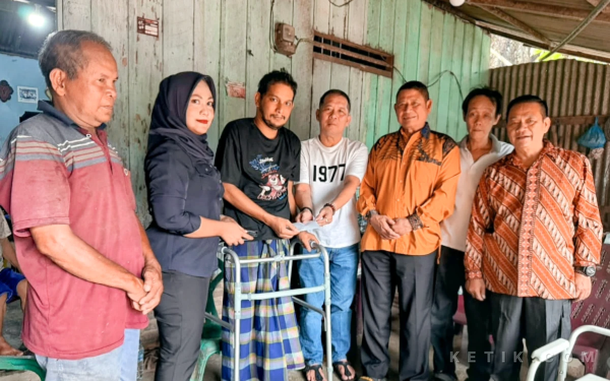 Thumbnail Berita - ‎Tokoh Tionghoa dan Ketua PWI Labuhanbatu Sambangi Wartawan Korban Kecelakaan, Bawa Pesan Menguatkan