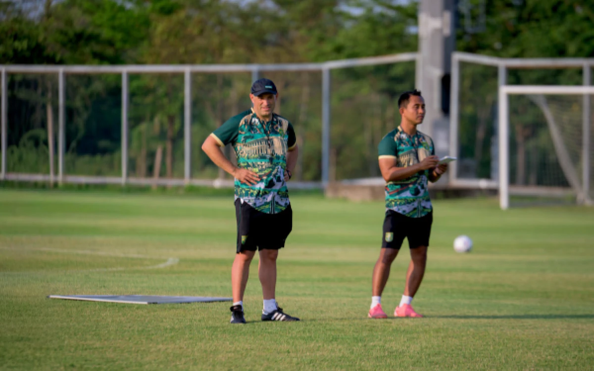 Thumbnail Berita - Persiapan Lawan Bhayangkara FC, Bernardo Tavares Ubah Pola Latihan Persebaya
