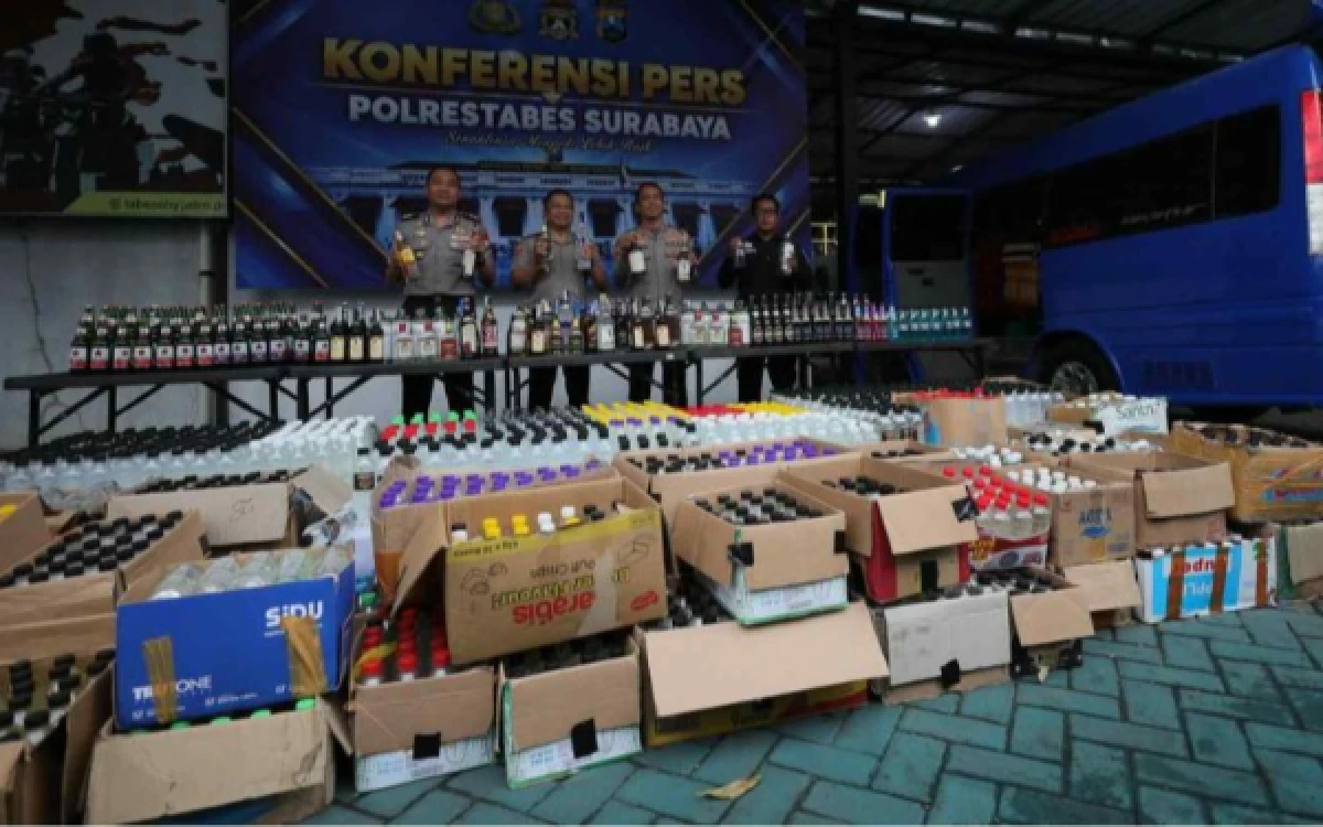 Thumbnail Berita - Polrestabes Surabaya Sita 5.385 Botol Miras, Penjual Dikenakan Sanksi