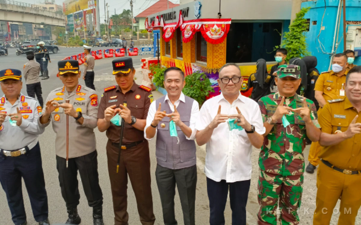Foto Wali Kota Palembang Ratu Dewa bersama jajaran Forkopimda dan OPD Pemkot Palembang berfoto bersama usai kegiatan pembagian masker gratis kepada masyarakat sebagai langkah antisipasi dampak kabut asap di Kota Palembang, Senin 24 Agustus 2026. (Foto: M Nanda/Ketik.com)