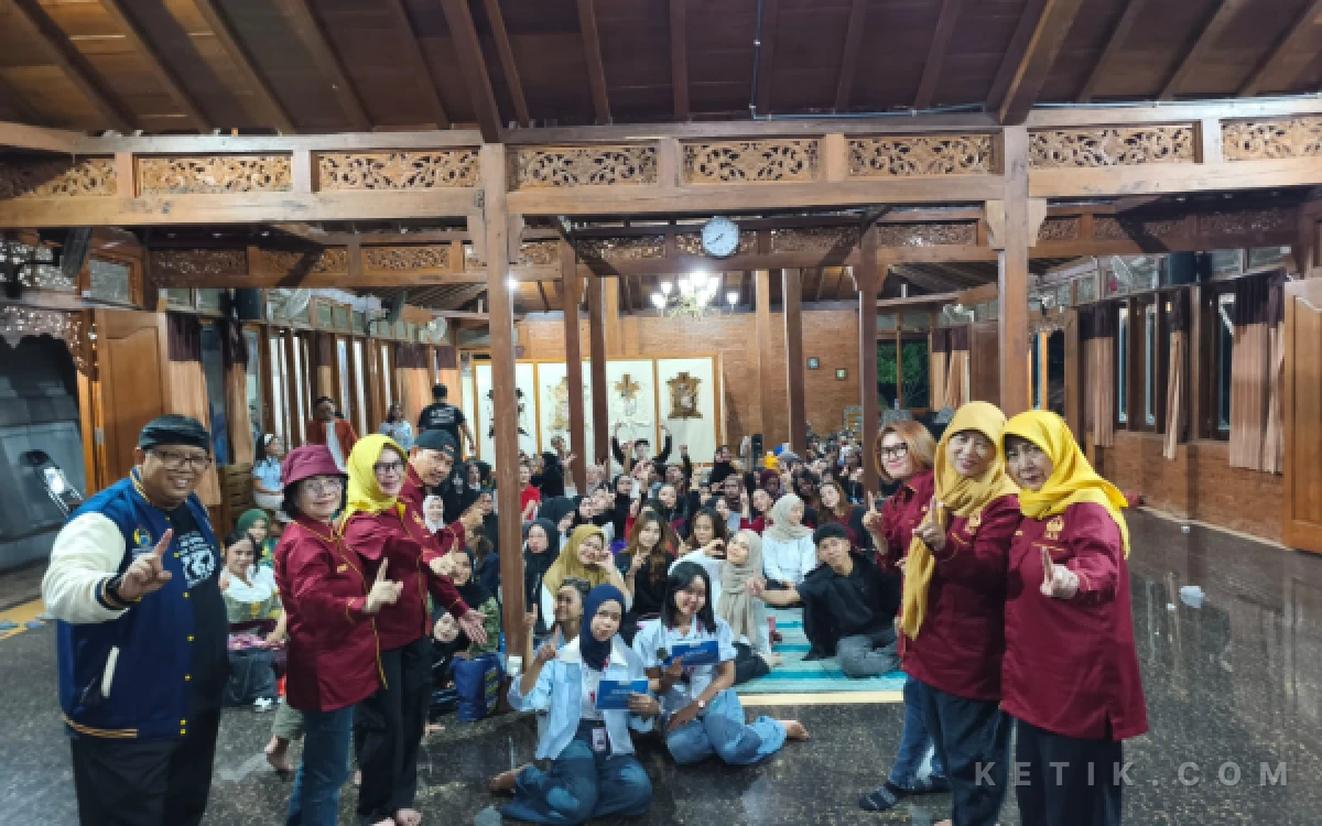 Foto Kepala Program Studi PVKK  Dr. Yunus Karyanto, S.Pd, M.Pd (kiri) bersama dosen dan mahasiswa baru (Foto : Dok.MK2BR)