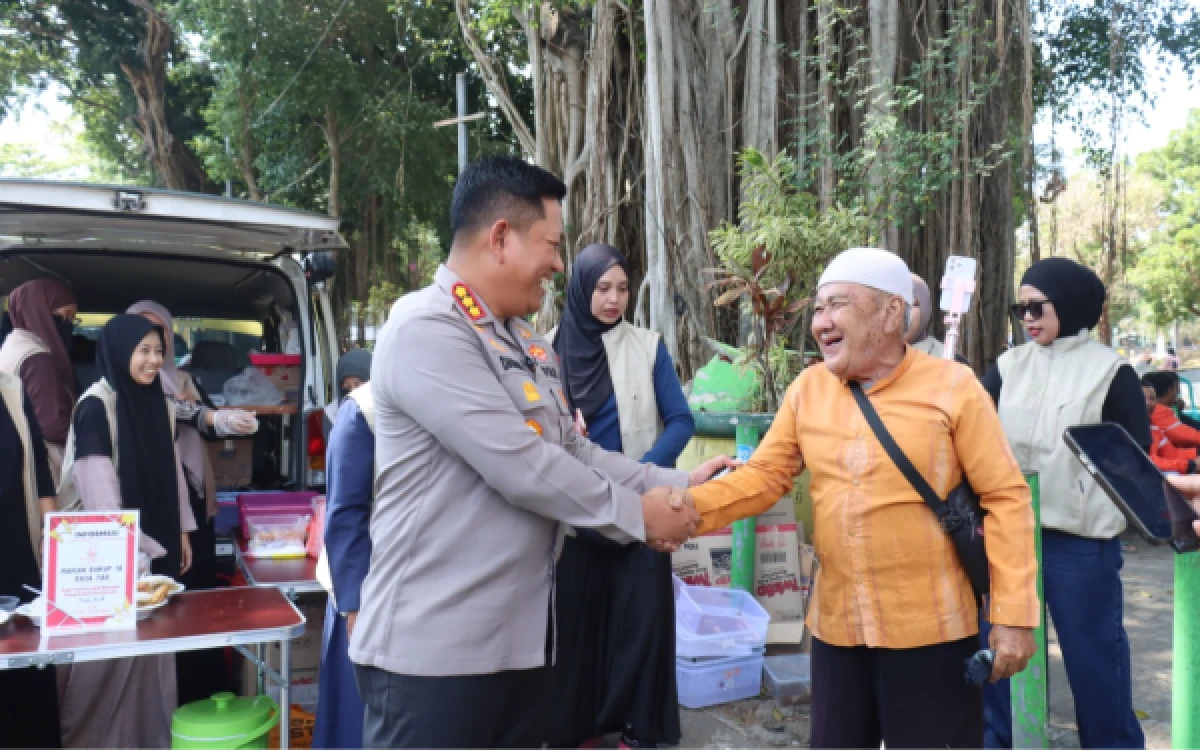 Thumbnail Berita - Tak Cuma Jaga Keamanan, Polresta Malang Kota Bagikan Sarapan Gratis dan Vitamin untuk 300 Warga