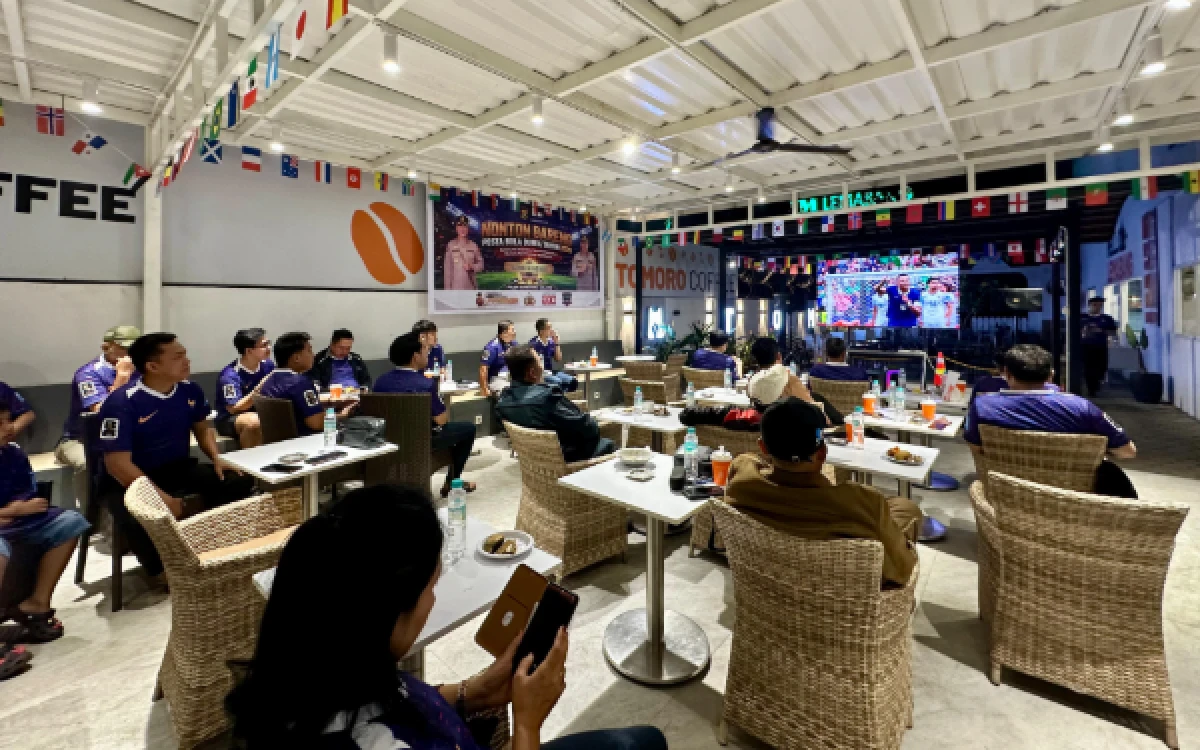Foto Kegiatan nonton bareng (nobar) Piala Dunia 2026  di salah satu cafe di Kota Palembang oleh Ditreskrimsus Polda Sumsel, Selasa 23 Juni 2026. (Foto : Yola/Ketik.com)