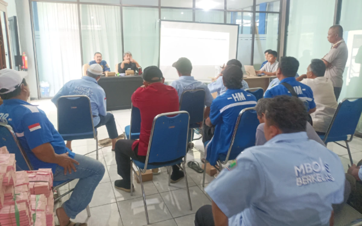 Foto Puluhan sopir angkot saat melakukan audiensi di Kantor Dishub Kota Malang terkait menolak rencana Trans Jatim Koridor 2 dan meminta adanya evaluasi total terhadap Trans Jatim Koridor 1 yang telah beroperasi, Kamis, 25 Juni 2026 (Foto : Kukuh / Ketik)