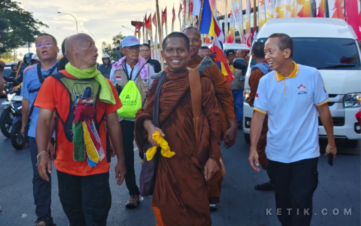 Thumbnail Berita - Lawan Terik Surabaya, 57 Bhikku Berjalan Menuju Candi Borobudur Jelang Waisak
