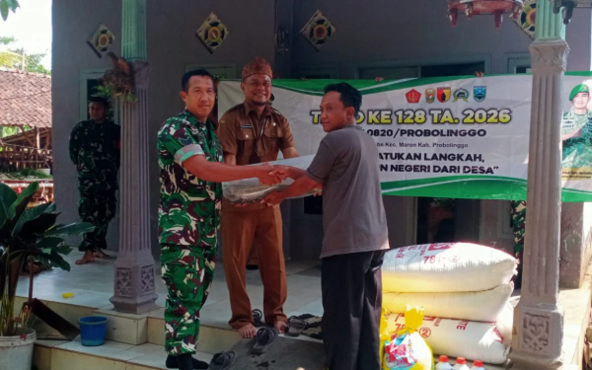 Thumbnail Berita - Dukung Program TMMD ke-128 Kodim 0820 Probolinggo, Dinas Perikanan Kabupaten Probolinggo Salurkan 1.000 Bibit Ikan Lele di Desa Brabe