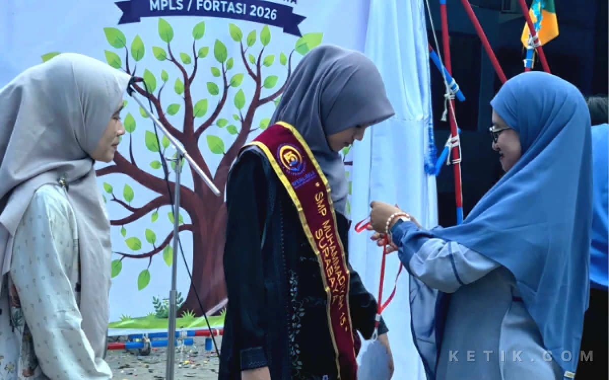 Foto Perwakilan wali murid, Bunda Astrid Yuniar Rachmasanti dan Bunda Mahritha Ayu Vernanda, menyematkan selempang serta kartu identitas (id card) kepada putra-putri mereka. Prosesi ini menandai penyerahan siswa secara simbolis kepada pihak sekolah sekaligus tanda resmi dimulainya tahun akademik di Spemlibels.(Foto: Humas SMP Muhammadiyah 15 Surabaya)