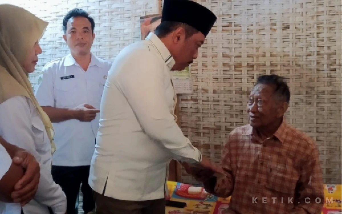 Thumbnail Berita - Ketua Komisi D DPRD Sidoarjo Dhamroni Chudlori Bantu Lansia Sebatangkara, Tinggal di Gubuk Bambu