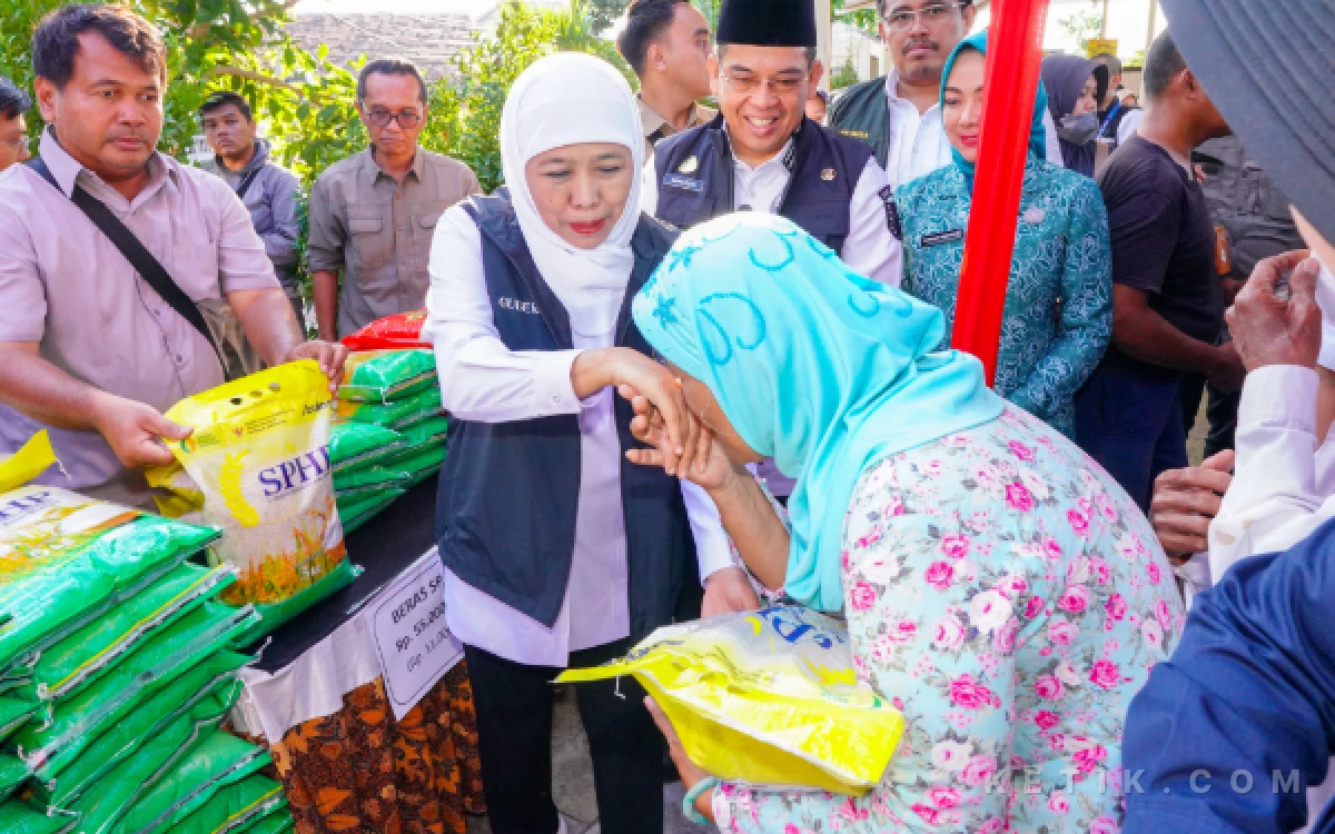 Thumbnail Sembako Hingga Produk UMKM Habis Terjual dalam Pasar Murah Pemprov Jatim Bersama Gubernur Khofifah di Probolinggo