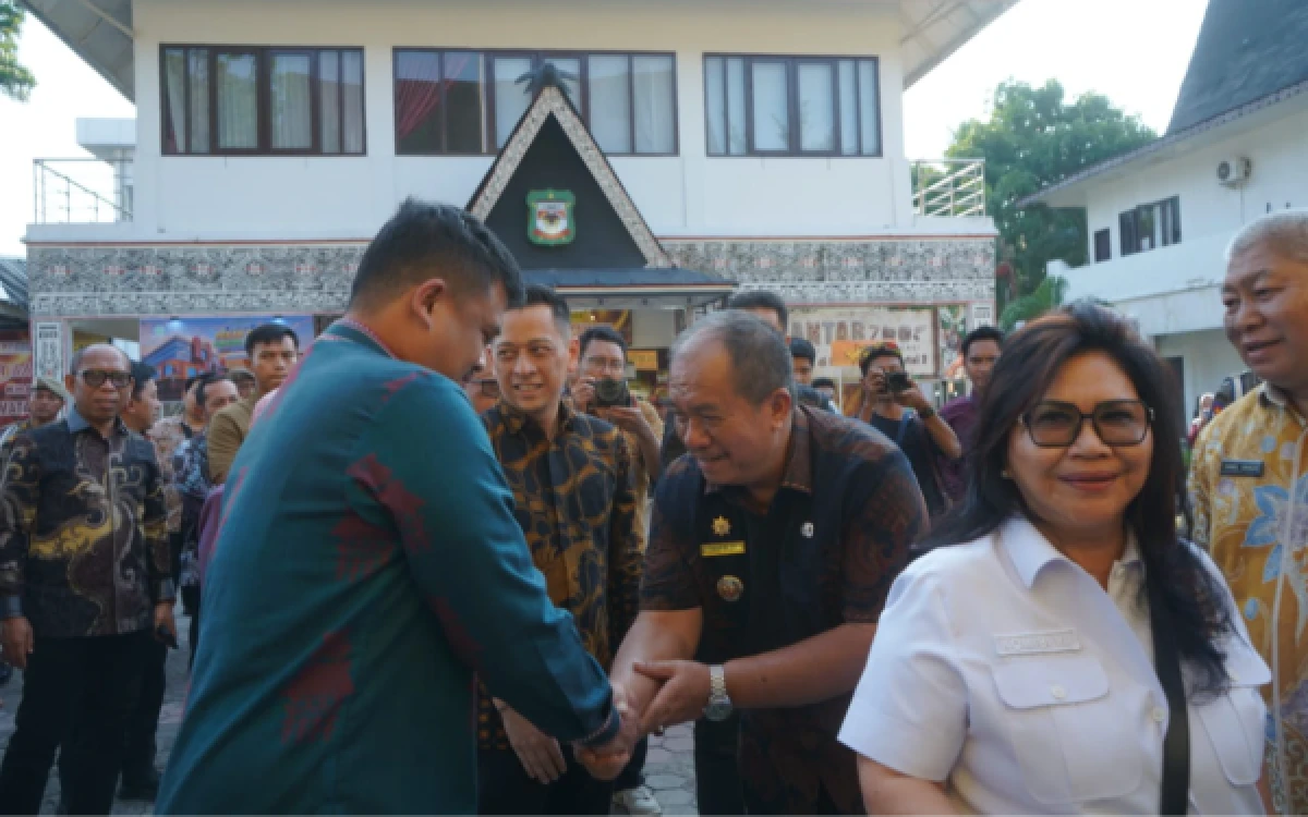 Thumbnail Berita - Anggota DPR RI Evita Nursanty Borong Sepatu Bunut, Produk UMKM Asahan Curi Perhatian di PRSU 2026