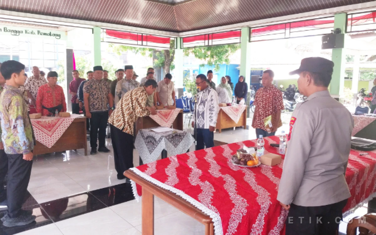 Thumbnail Berita - Tim Pengawas Pilkades Serentak 2026 Kecamatan Comal Pemalang Resmi Diambil Sumpah