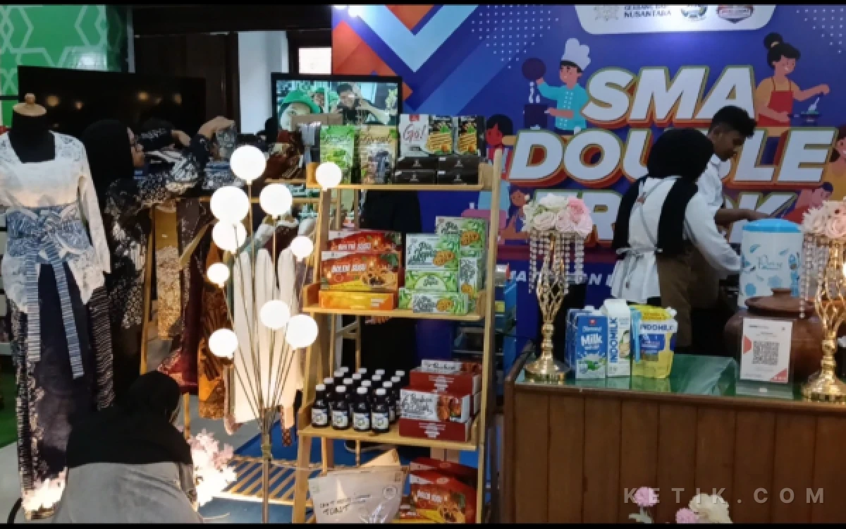Foto Stand pameran Double Track SMAN 1 Gondangwetan di ruang Sabha Nugraha Dinas Pendidikan Provinsi Jawa Timur. (Foto: Yuni Ernawati)