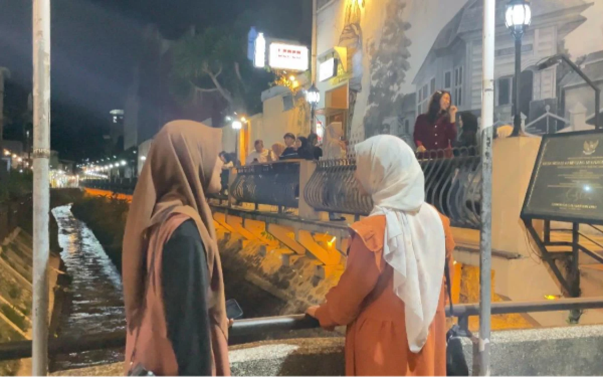 Thumbnail Berita - Malam di Kampung Heritage Kayutangan, Jadi Spot Foto Favorit Wisatawan