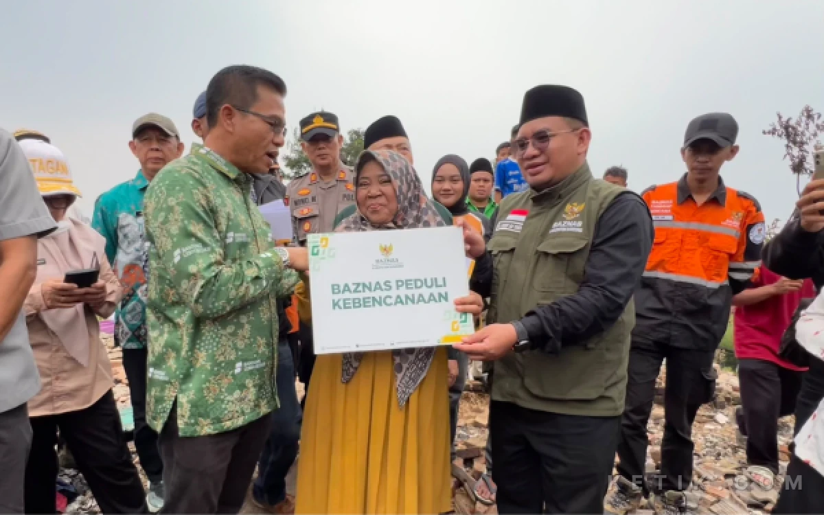 Thumbnail Berita - BAZNAS Kabupaten Bandung Pastikan Anak Korban Kebakaran Pacet Tetap Bisa Sekolah