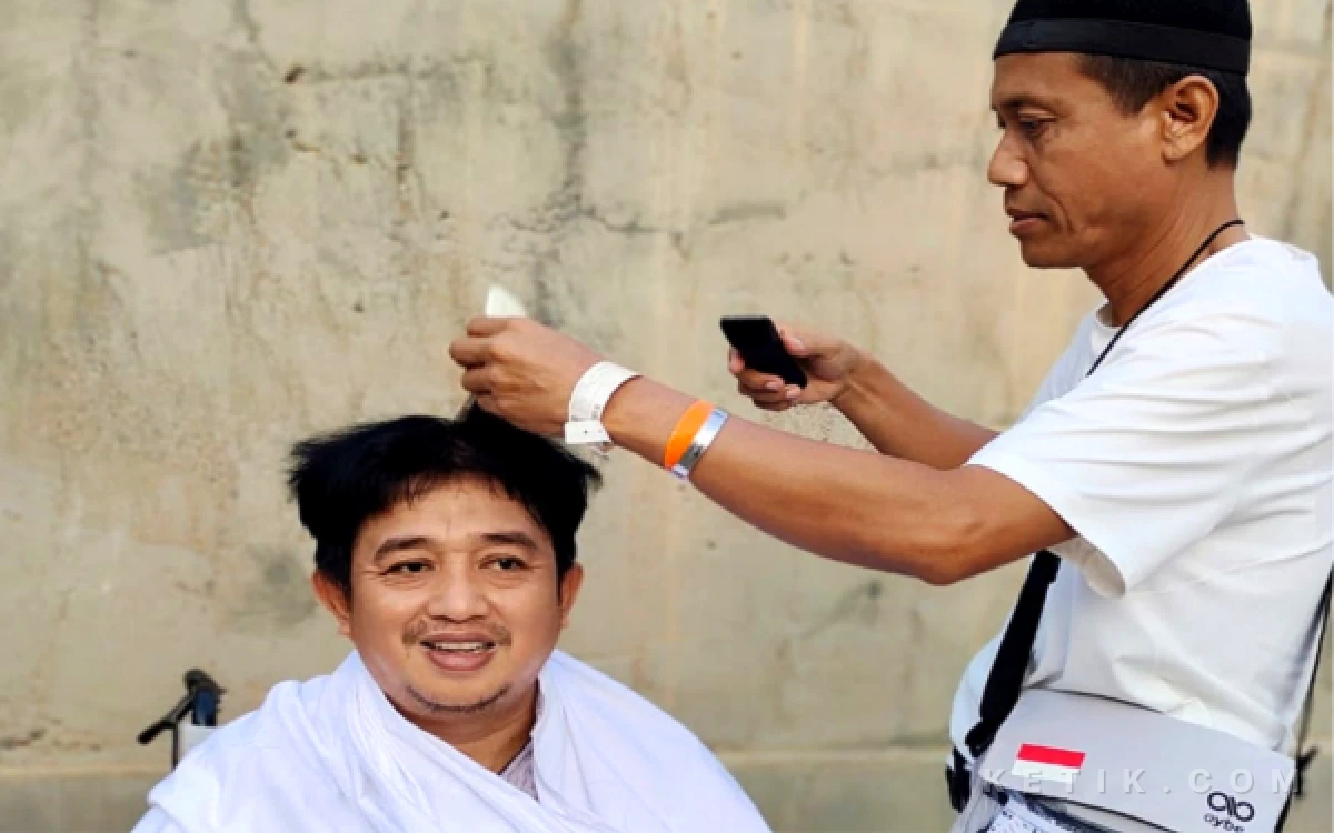 Thumbnail Berita - Momen Hangat dari Mina, Perwira Polisi dan Kades Asal Tulungagung Jadi "Tukang Cukur" Jemaah Haji