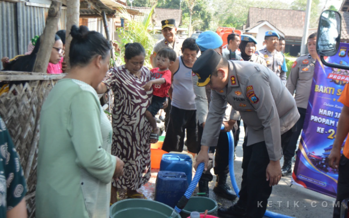 Thumbnail Berita - Kemarau Melanda, Polres Bondowoso Salurkan Air Bersih ke Warga Terdampak