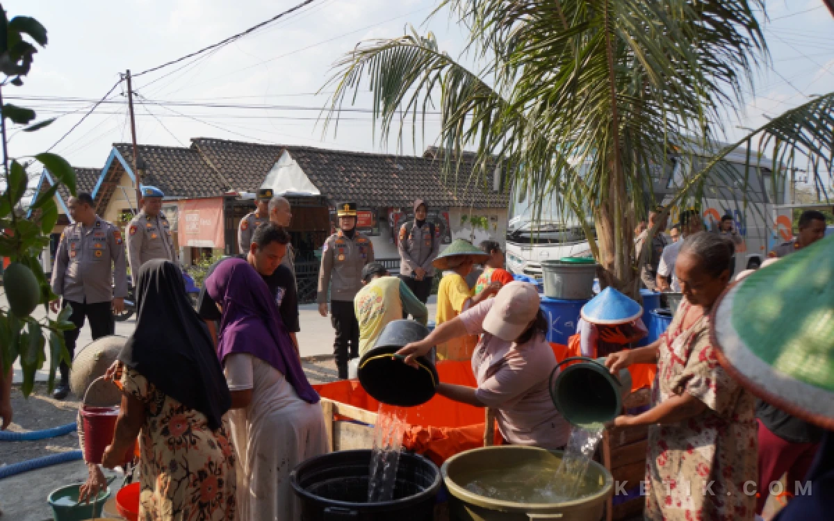 Thumbnail Berita - Langkah Nyata  Polres Bojonegoro Salurkan 30 Ribu Liter Air Bersih untuk Rakyat