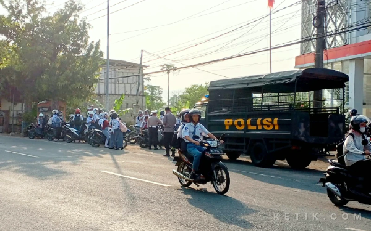 Thumbnail Berita - Puluhan Pengendara Pelajar Pacitan Ditindak Polisi, Bersekolah Pakai Knalpot Brong-Tak Pakai Helm