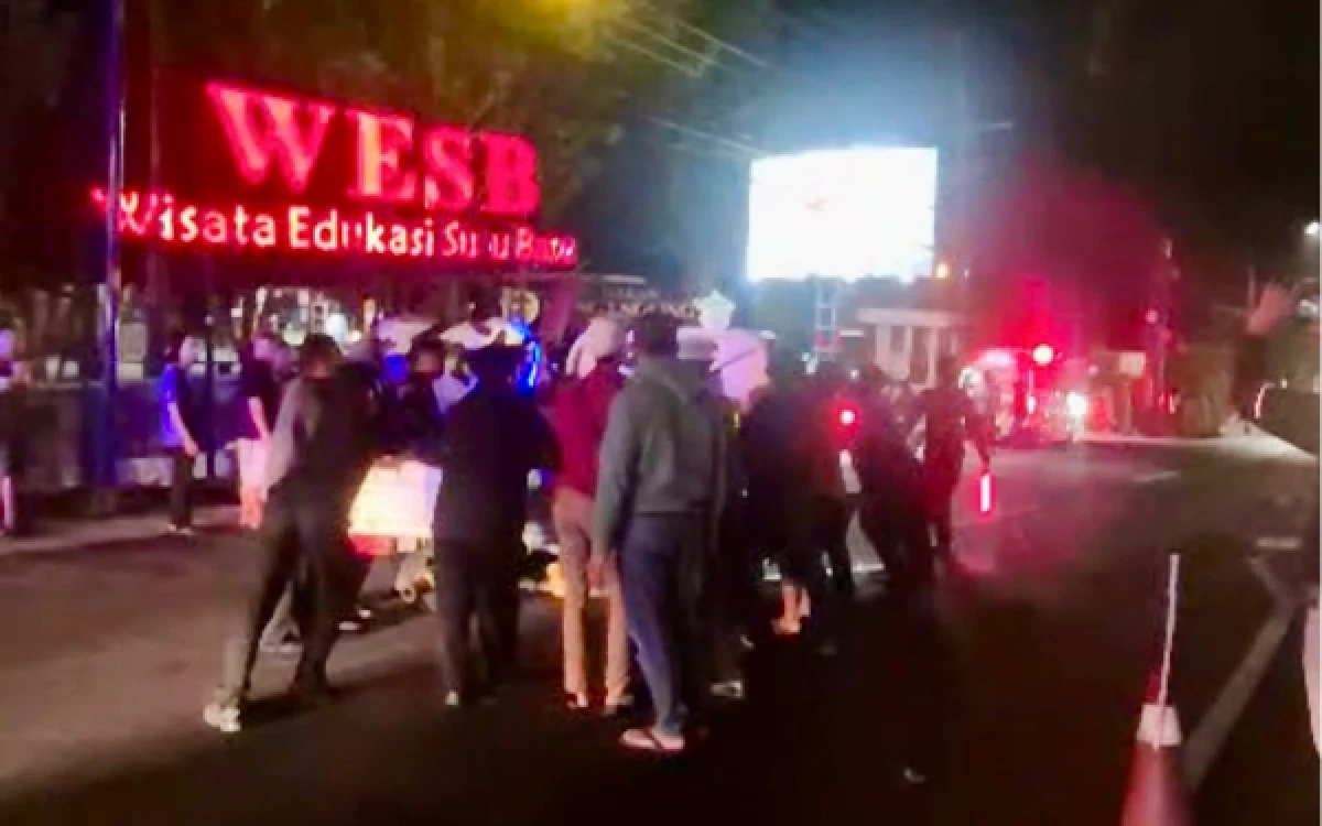 Thumbnail Berita - Aksi Gotong Royong Polisi dan Warga Kota Batu Evakuasi Kecelakaan Pikap di Jalan Ir Soekarno