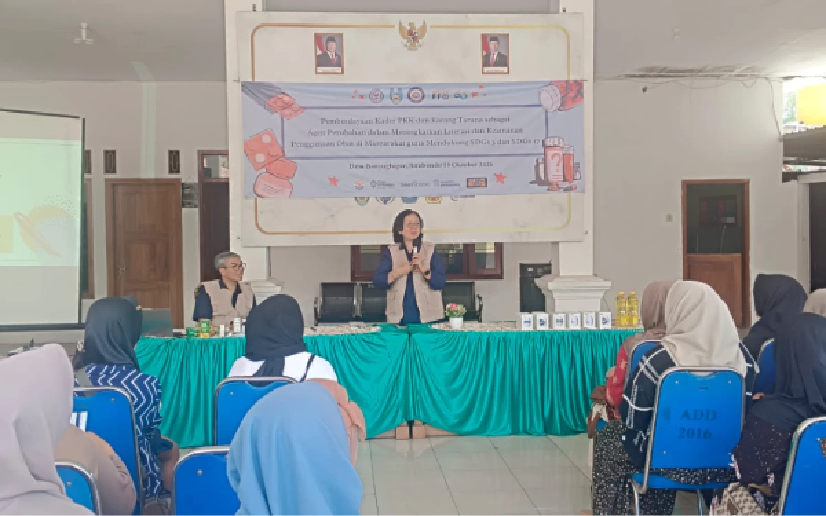 Thumbnail Berita - Unair Edukasi Masyarakat Terkait Penggunaan Obat Secara Benar di Desa Banyuglugur Situbondo