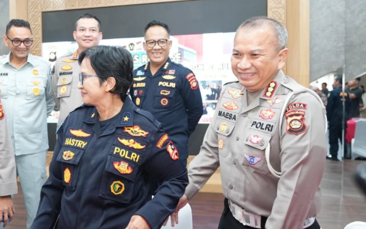 Foto Karo Laboratorium Kedokteran dan Kesehatan (Labdokkes) Polri Brigjen Pol dr. Sumy Hastry Purwanti, D.F.M., Sp.F., dan Direktur Lalu Lintas Polda Sumsel Kombes Pol Maesa Soegriwo, Sabtu 16 Mei 2026. (Foto : Yola/Ketik.com)