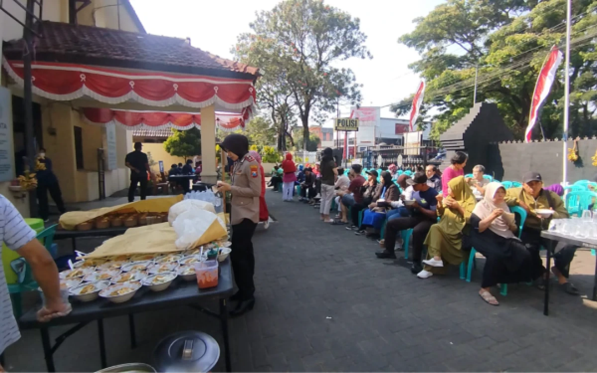 Thumbnail Berita - Jemput Bola, Polresta Malang Kota Boyong Program MBG dan Cek Kesehatan Gratis ke Polsek Blimbing
