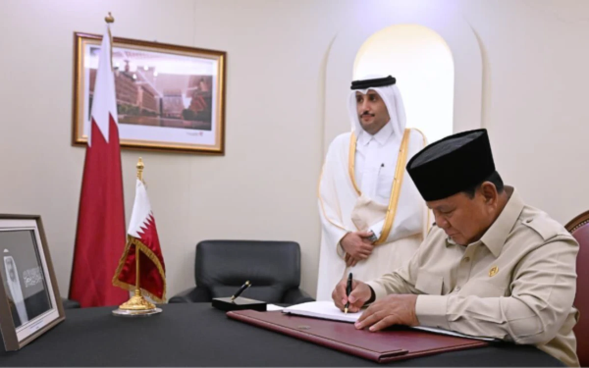 Thumbnail Berita - Prabowo Teken Buku Duka di Kedubes Qatar, Hormati Kepergian Sheikh Hamad Al Thani