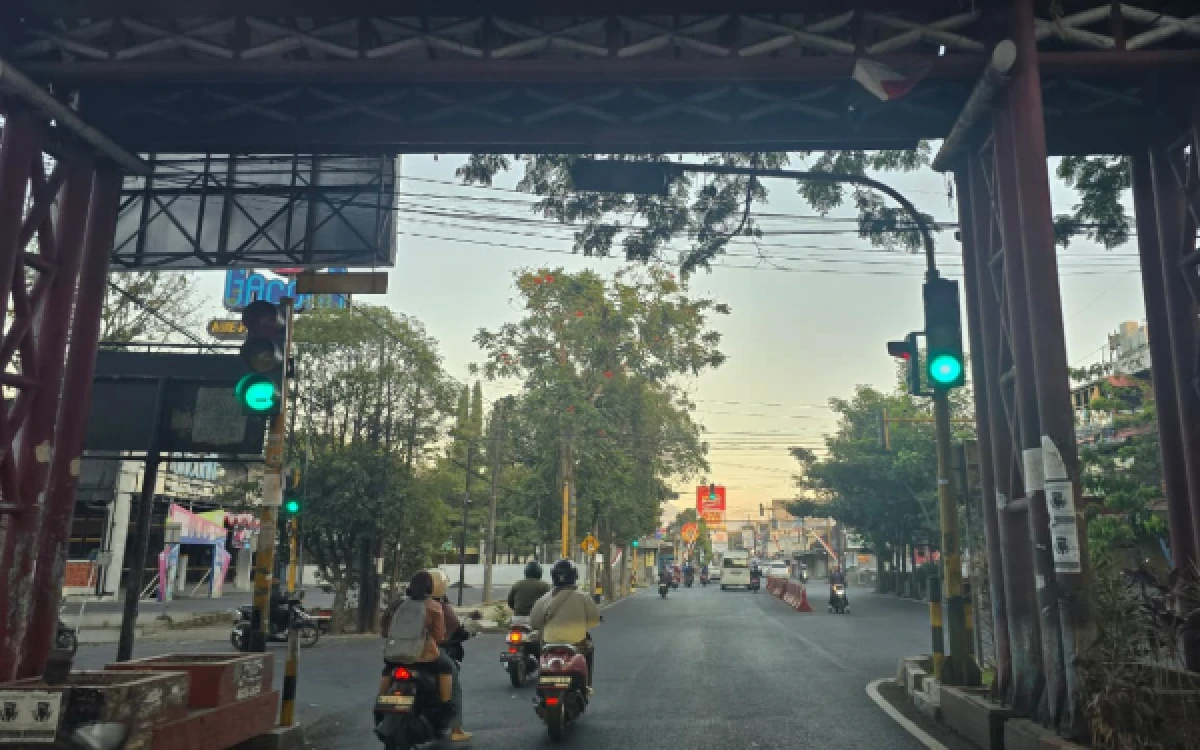 Thumbnail Berita - Unik! Dua Perempatan Saling Berdekatan di Malang Ini Jadi Jalur Vital Warga, Jarang Terjadi Macet