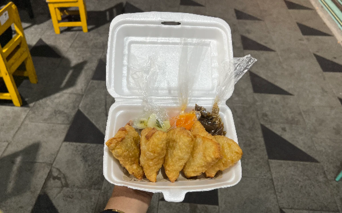 Foto Martabak disajikan dengan saus sambal, acar, dan petis khas Madura pada Selasa, 18 Agustus 2026. (Jihan Zahiroh Rohimah/Ketik.com)