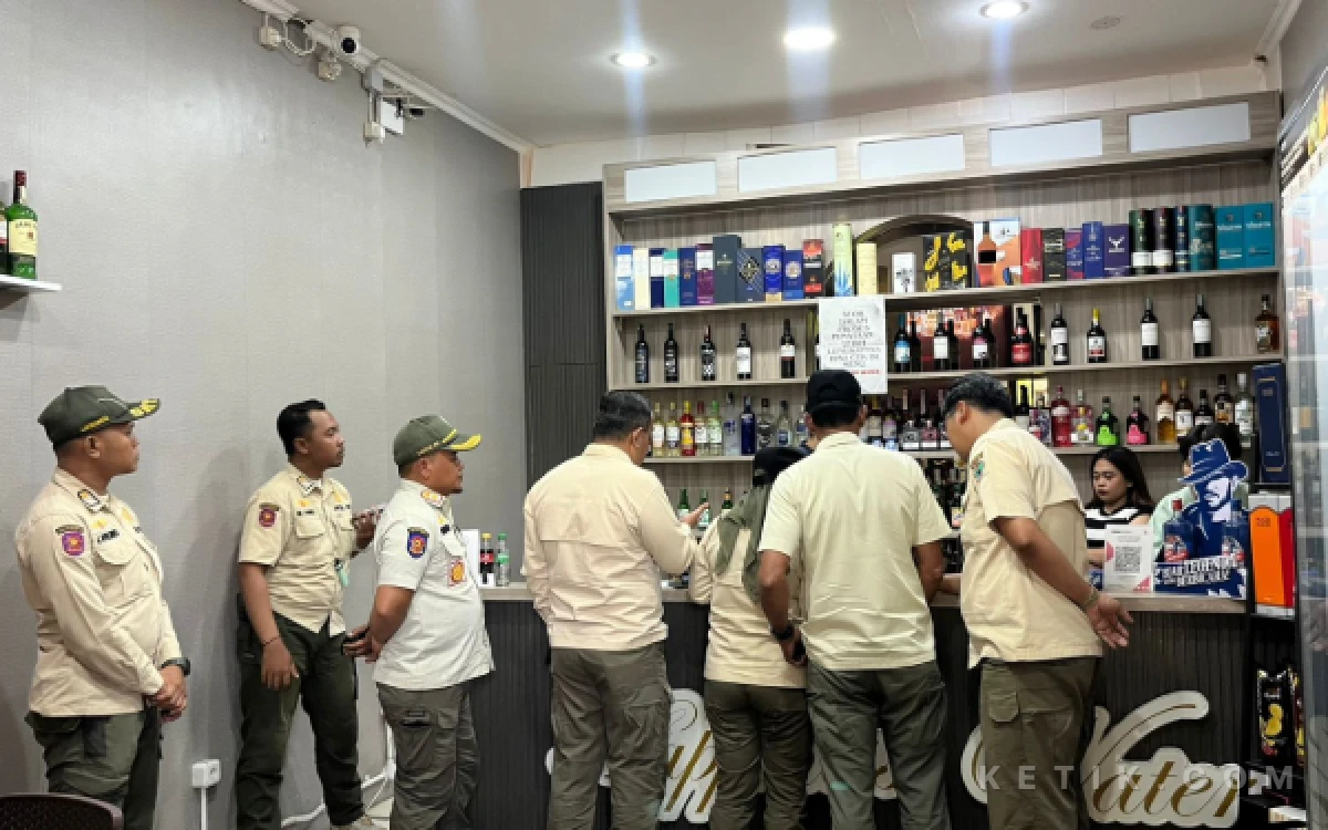 Thumbnail Berita - Sidak Tiga Lokasi, Satpol PP Kota Malang Rampas 97 Botol Minol Ilegal