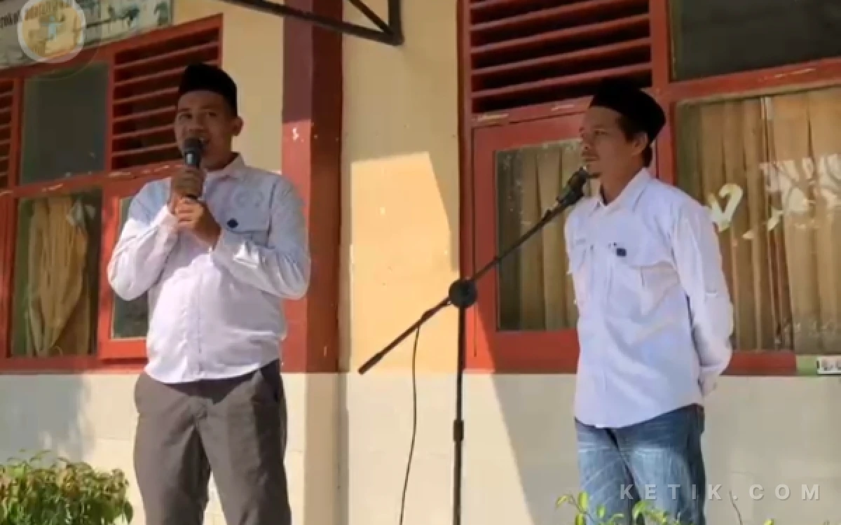 Foto Ketua PWI Tuban saat memberikan edukasi jihad literasi digital di SMP Negeri 1 Bangilan, Kamis 22 Oktober 2026 (Foto: Ahmad Istihar/Ketik.com)