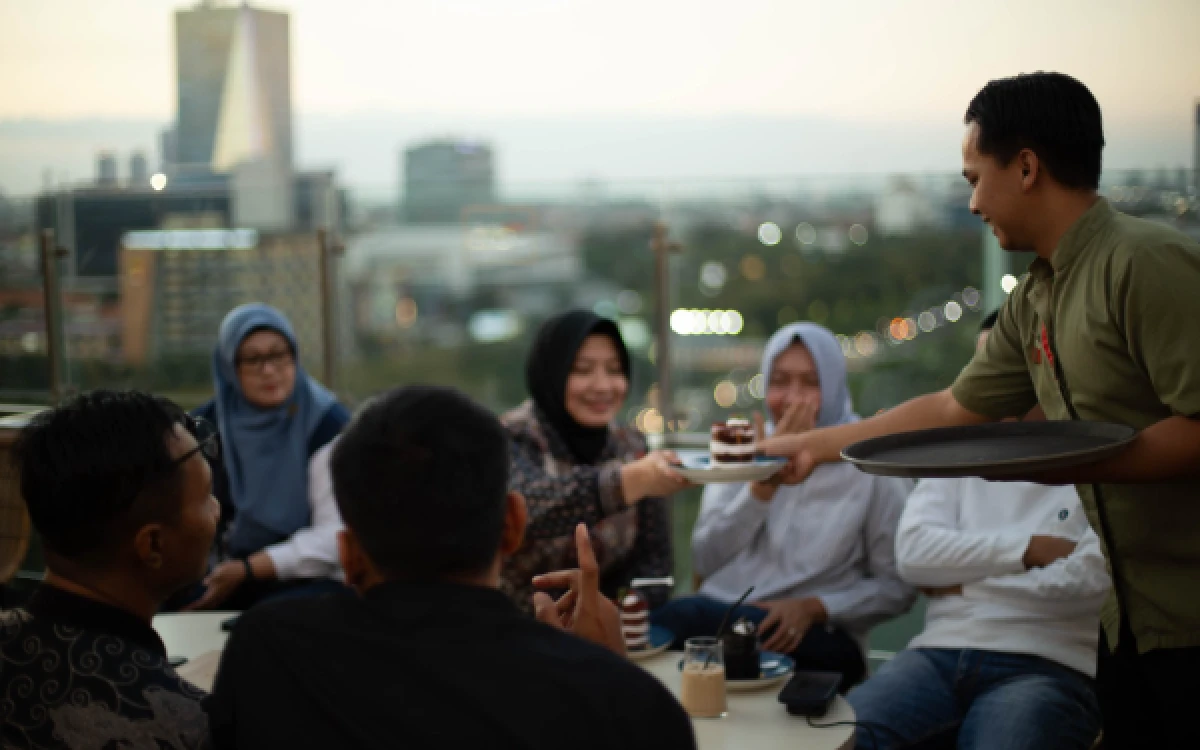 Thumbnail Berita - Cara Baru Nikmati BBQ, Perut Kenyang Sambil Lihat Sunset 360 Derajat di Surabaya