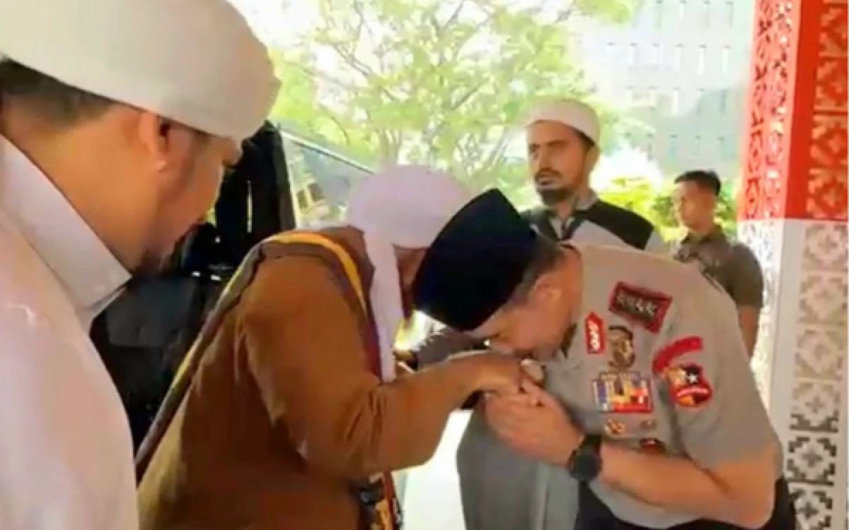 Thumbnail Berita - Minta Doa Habib Umar bin Hafidz, Kapolri Komitmen Hadirkan Pelayanan Polri yang Humanis