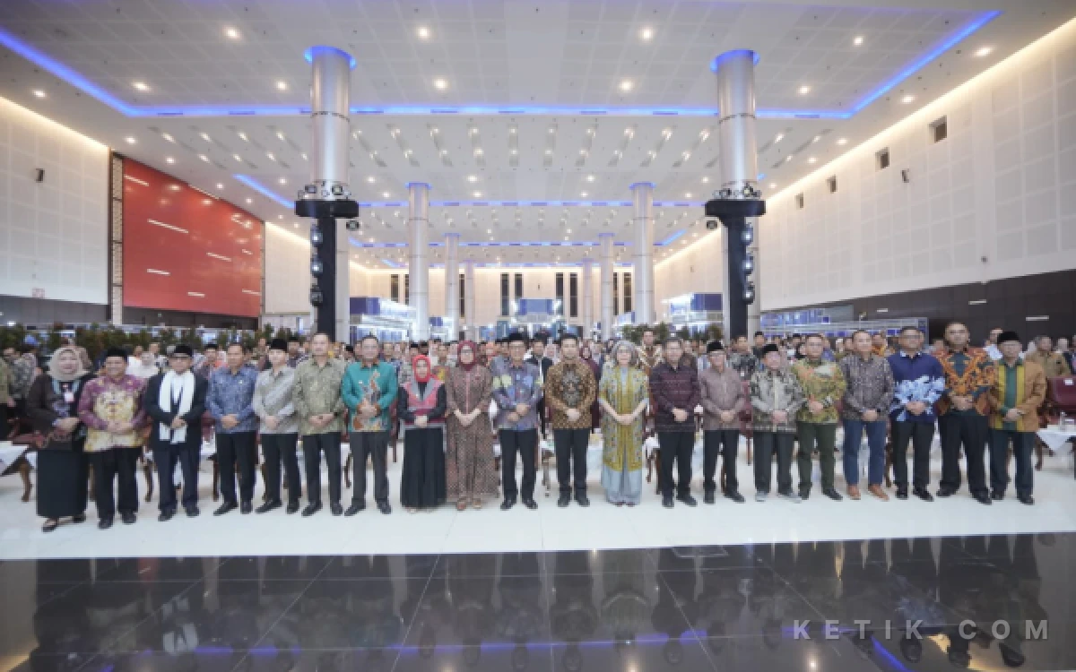 Foto para penerima penghargaan  Festival Ekonomi Syariah (Fesyar) Regional Jawa Tahun 2026 ( Foto : humas pemkot mojokerto/ ketik.com)