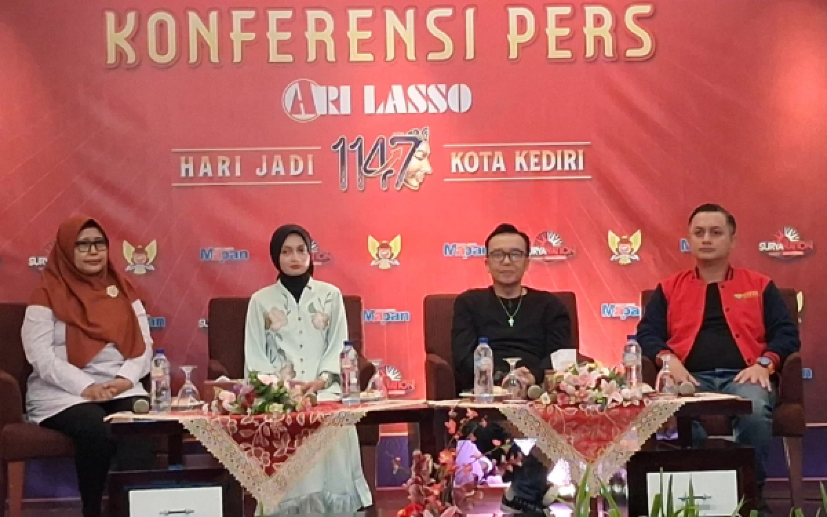 Thumbnail Berita - Bawakan 15 Lagu Hits, Ari Lasso Meriahkan Puncak Hari Jadi Kota Kediri ke 1.147