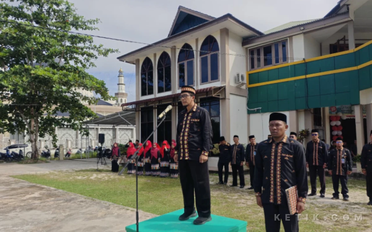 Thumbnail Berita - Pakaian Motif Daerah Warnai Upacara HUT ke-81 RI di Kemenag Aceh Singkil