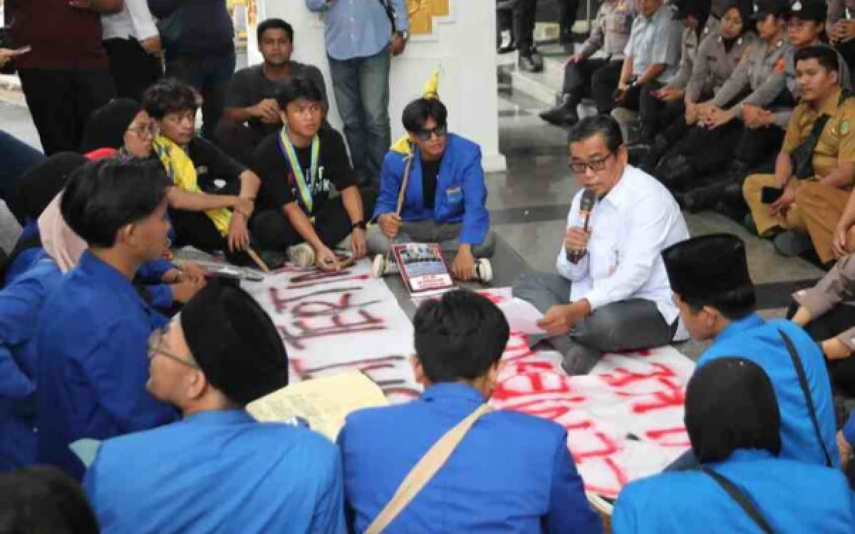 Thumbnail Berita - DPRD Batam Sambut Unjukrasa PMII, Siap Teruskan Tuntutan Evaluasi Program MBG ke Pemerintah Pusat