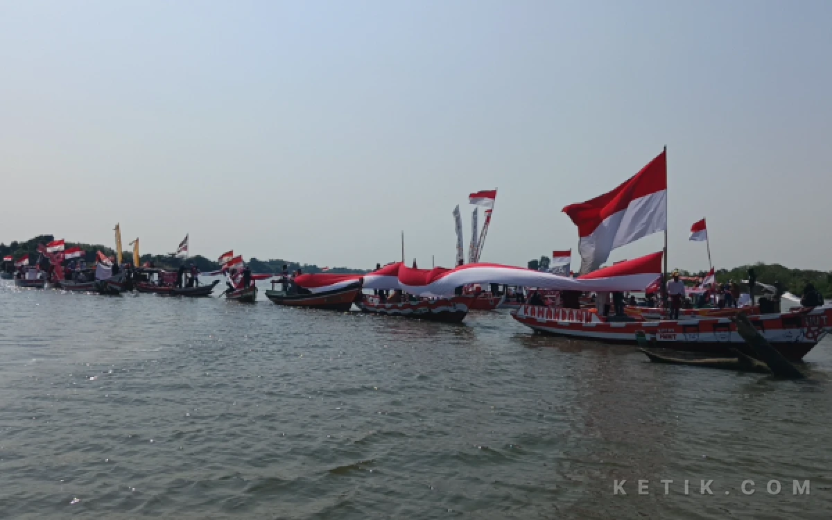 Foto Ratusan Nelayan Pangkahkulon Kibarkan Bendera 45 Meter di Sungai Bengawan Solo, Jumat, 14 Agustus 2026 (Foto: Daniel Andayawan/Ketik.com)