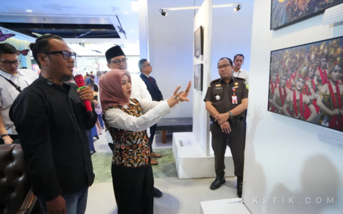 Thumbnail Berita - Tinjau Pameran Lukisan dan Fotografi di Mojokerto, Ning Ita Harap Jadi Magnet Wisata dan Penggerak Ekonomi