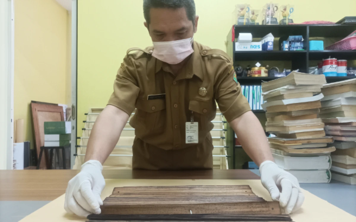 Thumbnail Berita - Upaya Pelestarian Sejarah, Perpustakaan Kota Malang Lakukan Digitalisasi Naskah Kuno