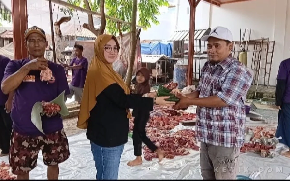 Thumbnail Berita - Kurangi Sampah Plastik, Panitia Kurban di Brebes Gunakan Daun Pisang sebagai Pembungkus