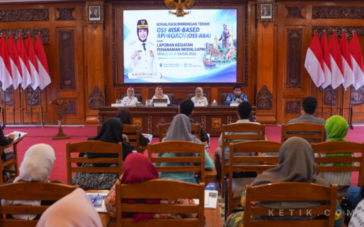 Foto Ning Ita Wali Kota Mojokerto saat memberi sambutan di acara sistem perizinan berbasis Online Single Submission Risk Based Approach (OSS RBA). Salah satunya melalui kegiatan bimbingan teknis (bimtek) yang digelar di Ruang Sabha Mandala Madya, Balai Kota Mojokerto (foto : humas Pemkot Mojokerto/ ketik.com)