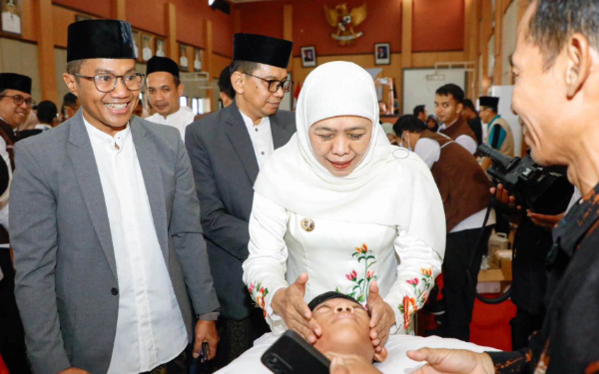 Thumbnail Berita - Sambut Hari Santri 2026, Gubernur Khofifah Tinjau Khitanan Massal dan Cek Kesehatan Gratis Bagi Warga di Pacitan