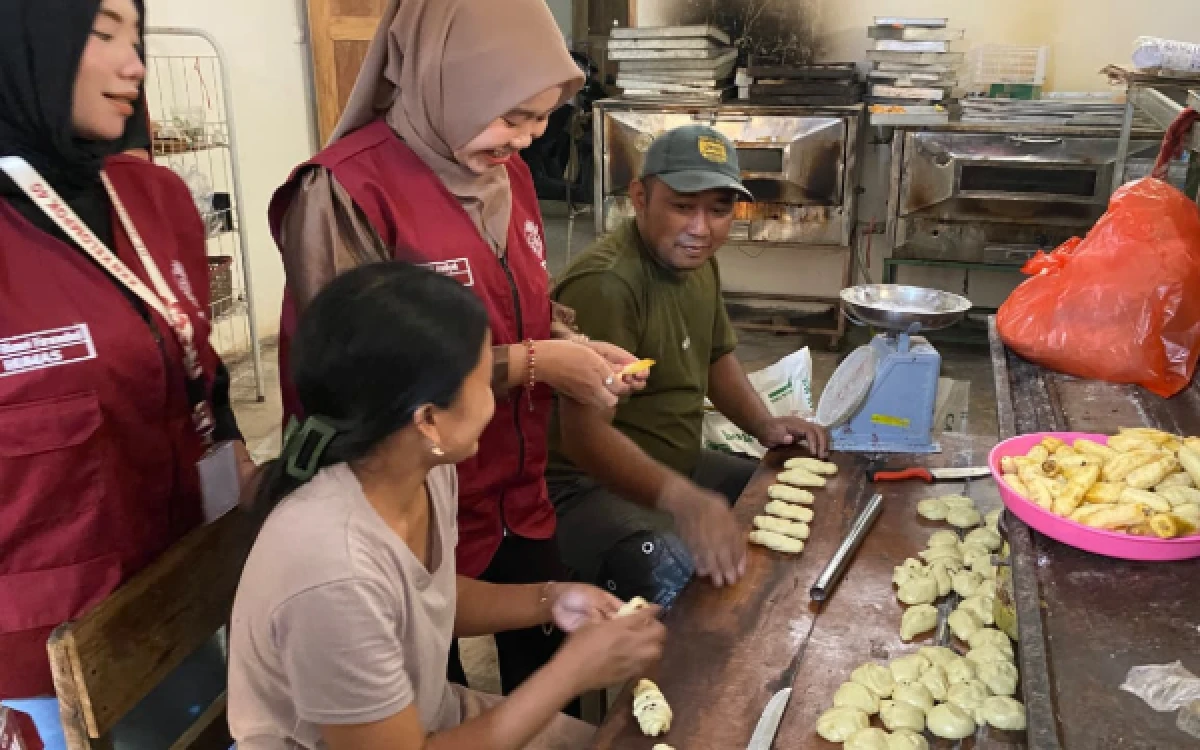 Thumbnail Berita - Mahasiswa KKN UINSA Terjun ke UMKM Desa Banyuurip Ngawi, Bantu Produksi Tahu hingga Roti